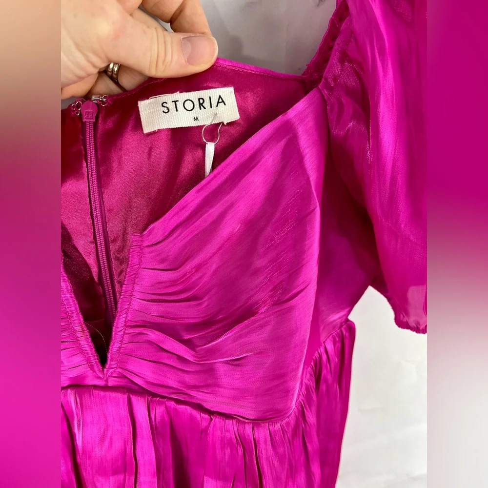 Storia turn heads